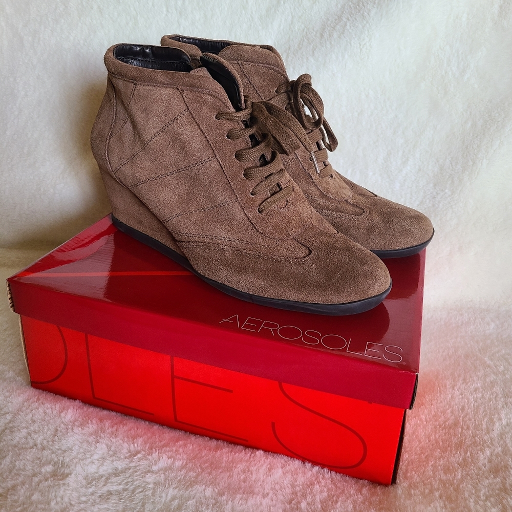 NWOT Aerosoles brown suede wedge booties 🤎